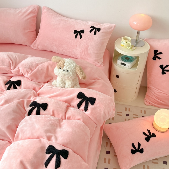 91家纺网 家纺一手货源 找家纺 喜梦缘家纺 2025新款牛奶绒毛巾绣四件套 蝴蝶结-粉