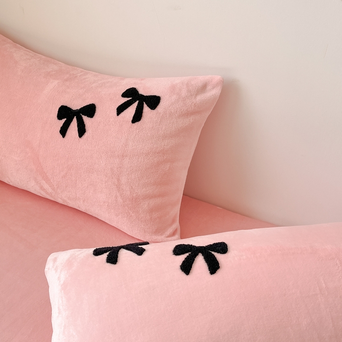 91家纺网 家纺一手货源 找家纺 喜梦缘家纺 2025新款牛奶绒毛巾绣四件套 蝴蝶结-粉