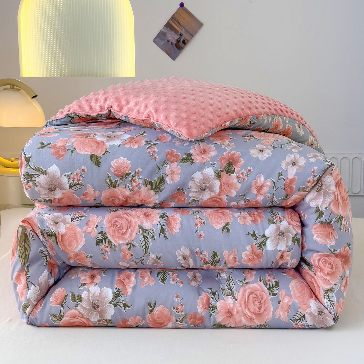 91家纺网 家纺一手货源 找家纺 爱宝被业 2025新款A类水洗棉双层纱豆豆绒被芯 花开朵朵