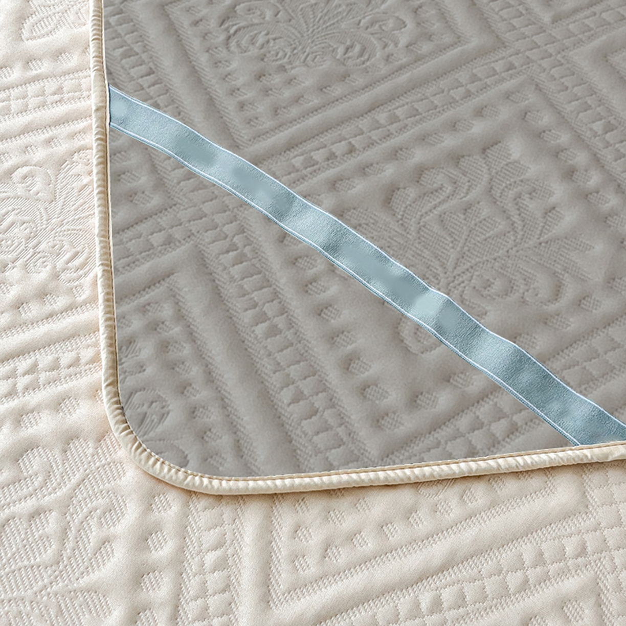 91家纺网 家纺一手货源 找家纺 眠多宝 2025新款柔感彩绒棉纯色夹棉床盖床护垫薄床垫 菱影蔓花-沙砾米