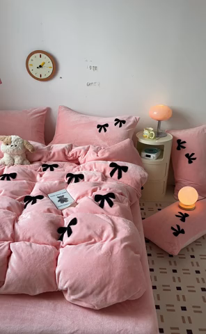 91家纺网 家纺一手货源 找家纺 喜梦缘家纺 2025新款牛奶绒毛巾绣四件套 蝴蝶结-粉