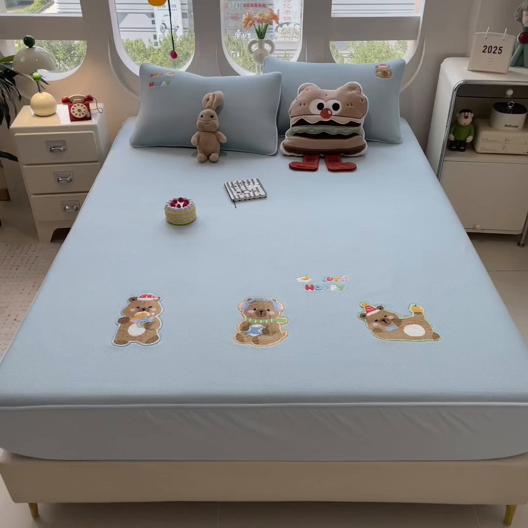 91家纺网 家纺一手货源 找家纺 眠多宝 2025新款彩绒棉卡通毛巾绣夹棉床笠全包围床垫保护套 萌趣卡皮巴拉-雾霭蓝