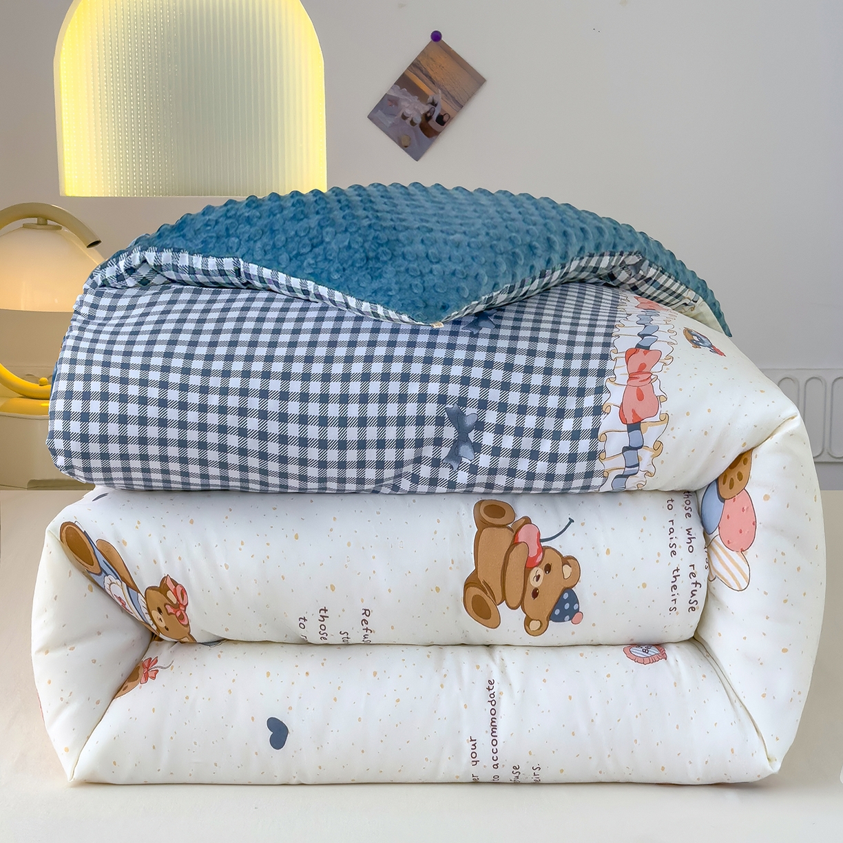 91家纺网 家纺一手货源 找家纺 爱宝被业 2025新款A类水洗棉双层纱豆豆绒被芯 熊趣时光