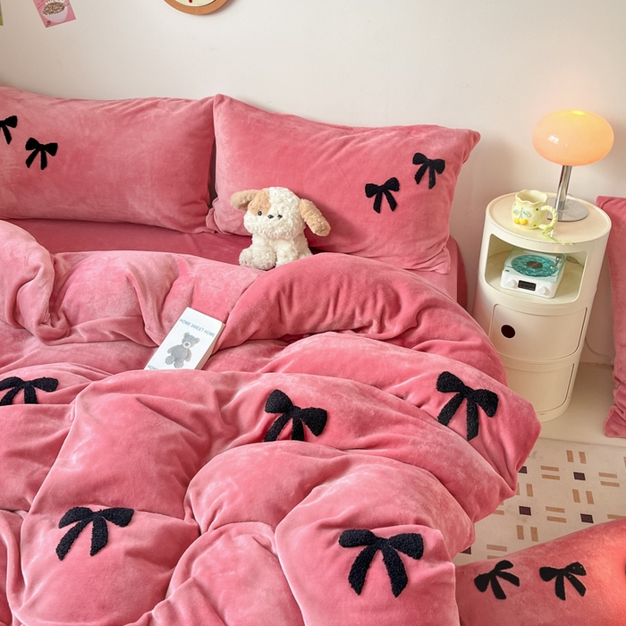 91家纺网 家纺一手货源 找家纺 喜梦缘家纺 2025新款牛奶绒毛巾绣四件套 蝴蝶结-红豆沙