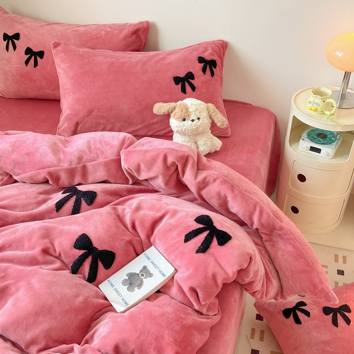 91家纺网 家纺一手货源 找家纺 喜梦缘家纺 2025新款牛奶绒毛巾绣四件套 蝴蝶结-红豆沙