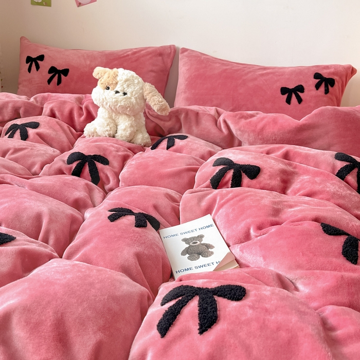 91家纺网 家纺一手货源 找家纺 喜梦缘家纺 2025新款牛奶绒毛巾绣四件套 蝴蝶结-红豆沙