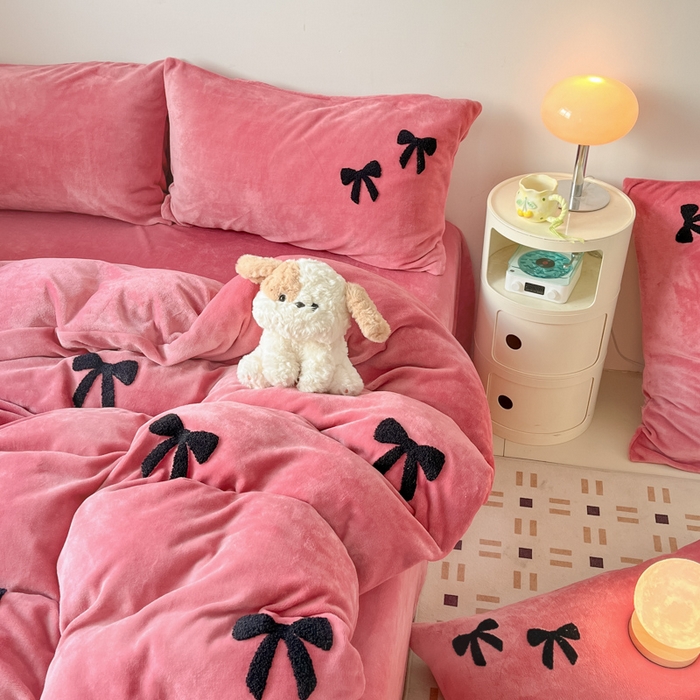 91家纺网 家纺一手货源 找家纺 喜梦缘家纺 2025新款牛奶绒毛巾绣四件套 蝴蝶结-红豆沙