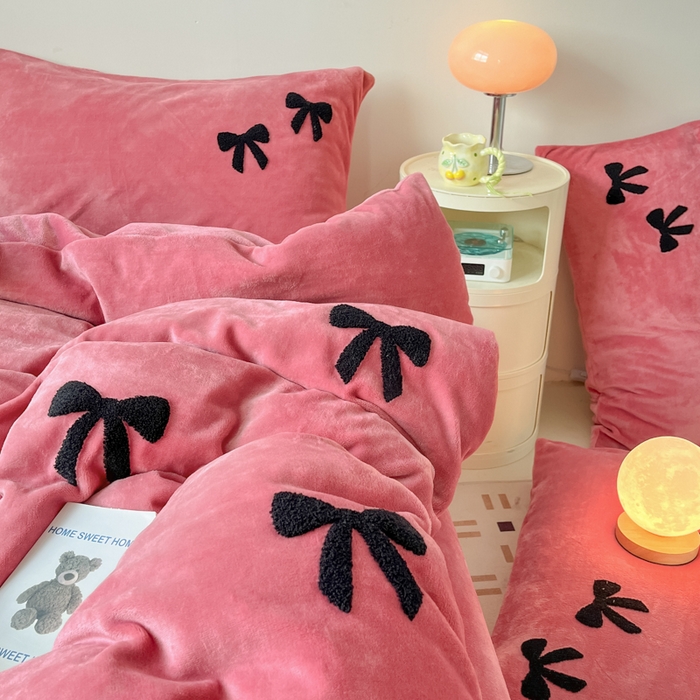 91家纺网 家纺一手货源 找家纺 喜梦缘家纺 2025新款牛奶绒毛巾绣四件套 蝴蝶结-红豆沙