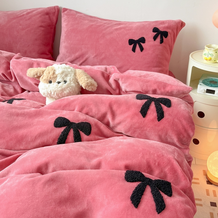 91家纺网 家纺一手货源 找家纺 喜梦缘家纺 2025新款牛奶绒毛巾绣四件套 蝴蝶结-红豆沙