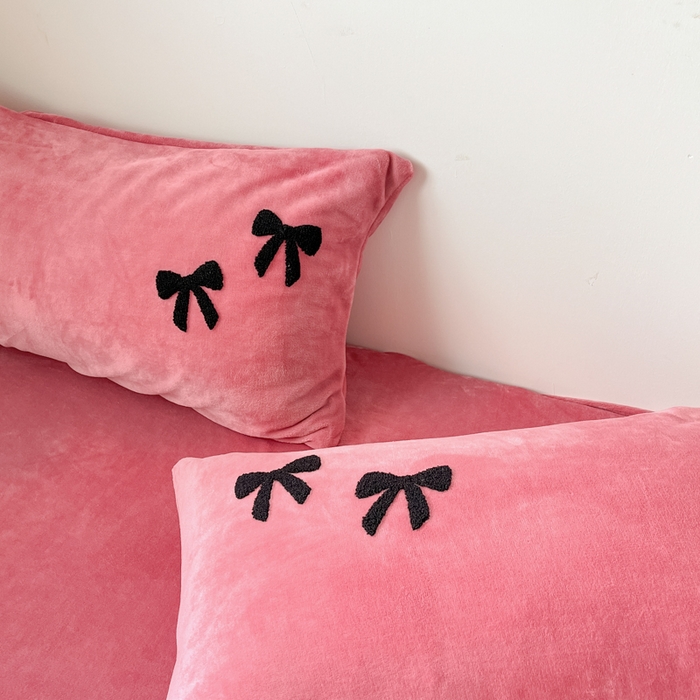 91家纺网 家纺一手货源 找家纺 喜梦缘家纺 2025新款牛奶绒毛巾绣四件套 蝴蝶结-红豆沙