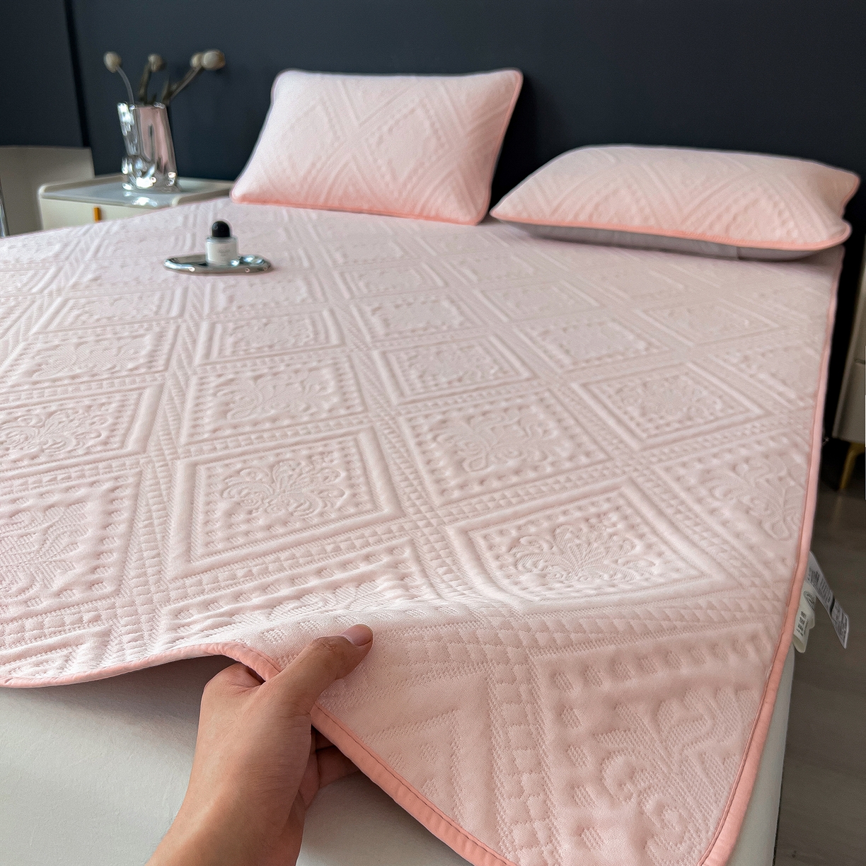 眠多宝 2025新款柔感彩绒棉纯色夹棉床盖床护垫薄床垫 菱影蔓花-樱花粉