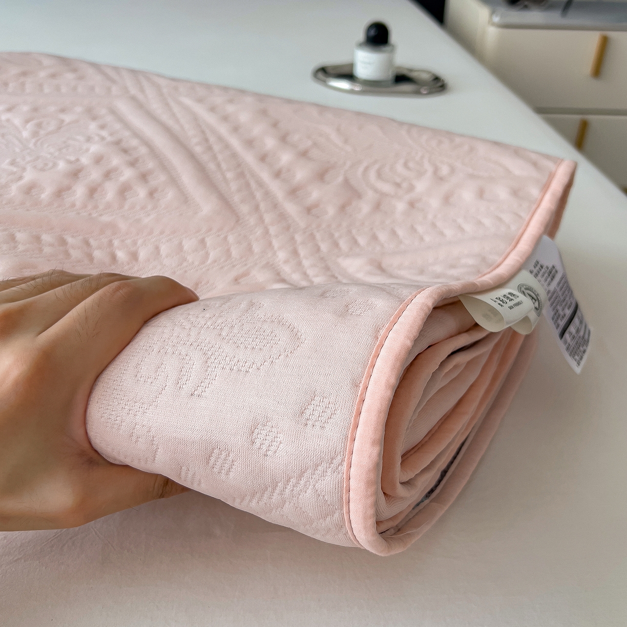 91家纺网 家纺一手货源 找家纺 眠多宝 2025新款柔感彩绒棉纯色夹棉床盖床护垫薄床垫 菱影蔓花-樱花粉