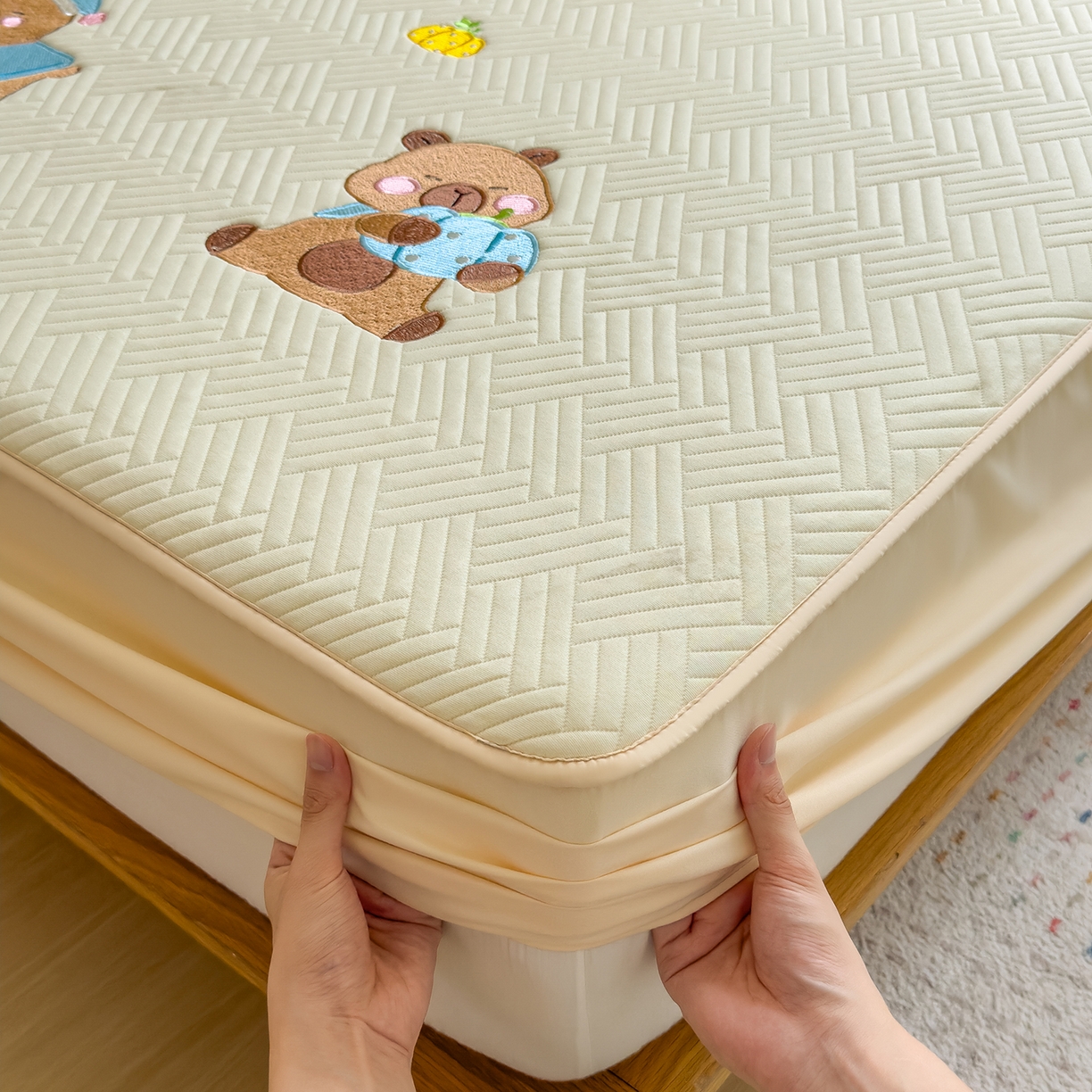 91家纺网 家纺一手货源 找家纺 （总）眠多宝 2025新款三联刺绣卡通夹棉床笠全包围床垫保护套