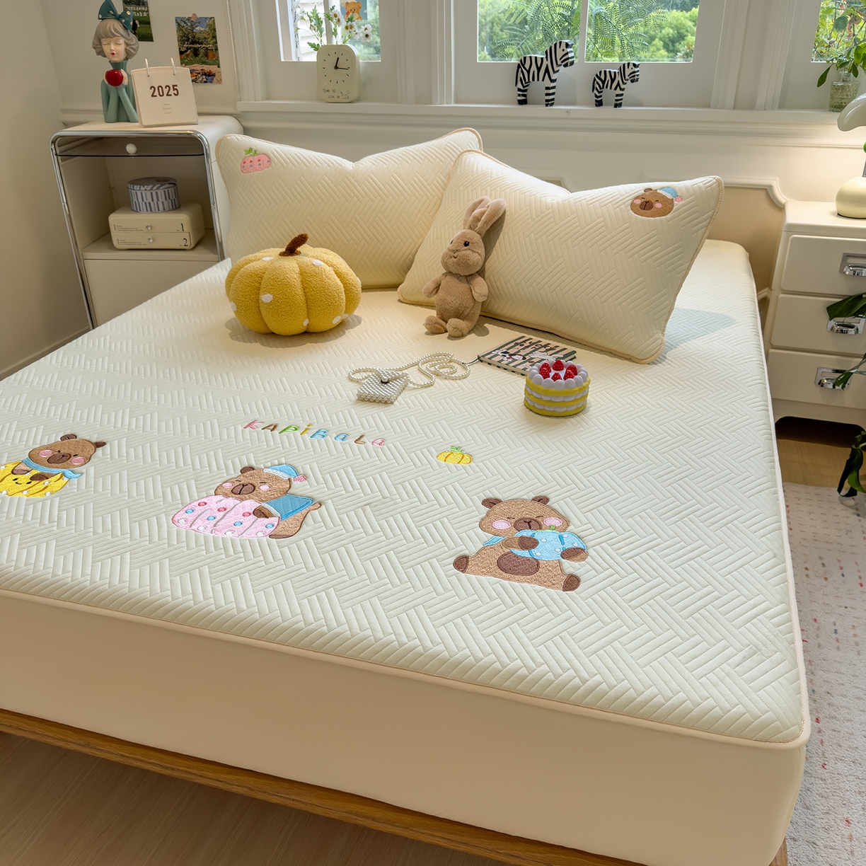 91家纺网 家纺一手货源 找家纺 （总）眠多宝 2025新款三联刺绣卡通夹棉床笠全包围床垫保护套