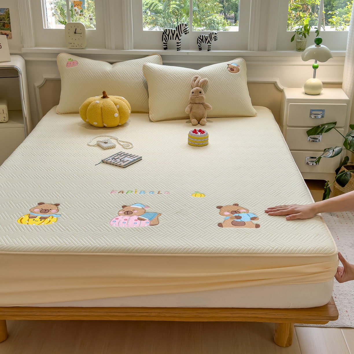 91家纺网 家纺一手货源 找家纺 （总）眠多宝 2025新款三联刺绣卡通夹棉床笠全包围床垫保护套