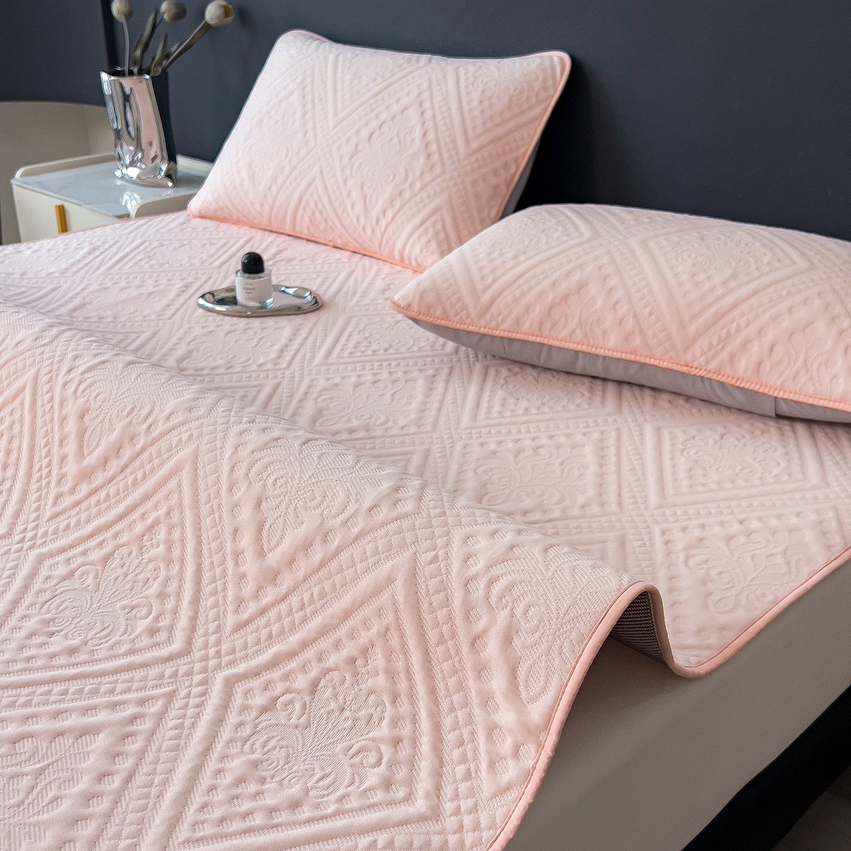 91家纺网 家纺一手货源 找家纺 眠多宝 2025新款柔感彩绒棉纯色夹棉床盖床护垫薄床垫 菱影蔓花-樱花粉