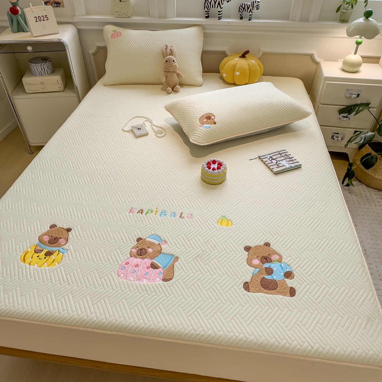 91家纺网 家纺一手货源 找家纺 （总）眠多宝 2025新款三联刺绣卡通夹棉床笠全包围床垫保护套