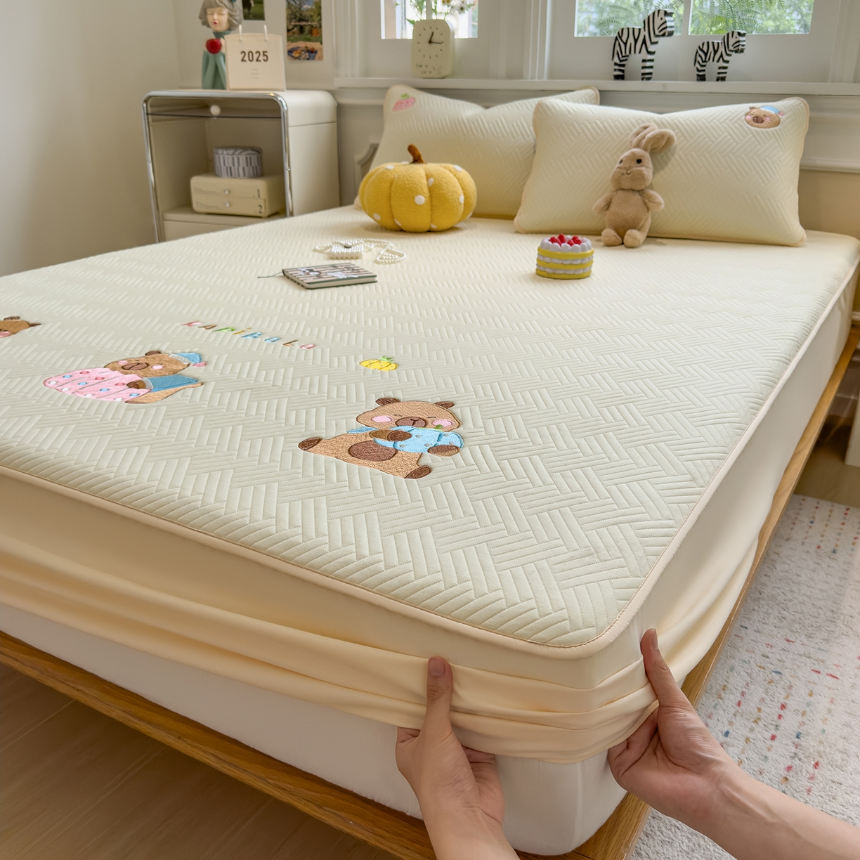 91家纺网 家纺一手货源 找家纺 （总）眠多宝 2025新款三联刺绣卡通夹棉床笠全包围床垫保护套