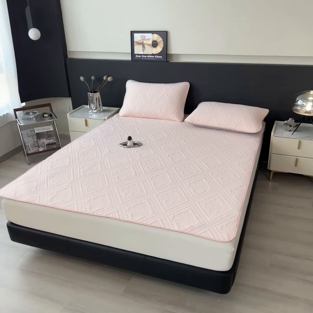 91家纺网 家纺一手货源 找家纺 眠多宝 2025新款柔感彩绒棉纯色夹棉床盖床护垫薄床垫 菱影蔓花-樱花粉