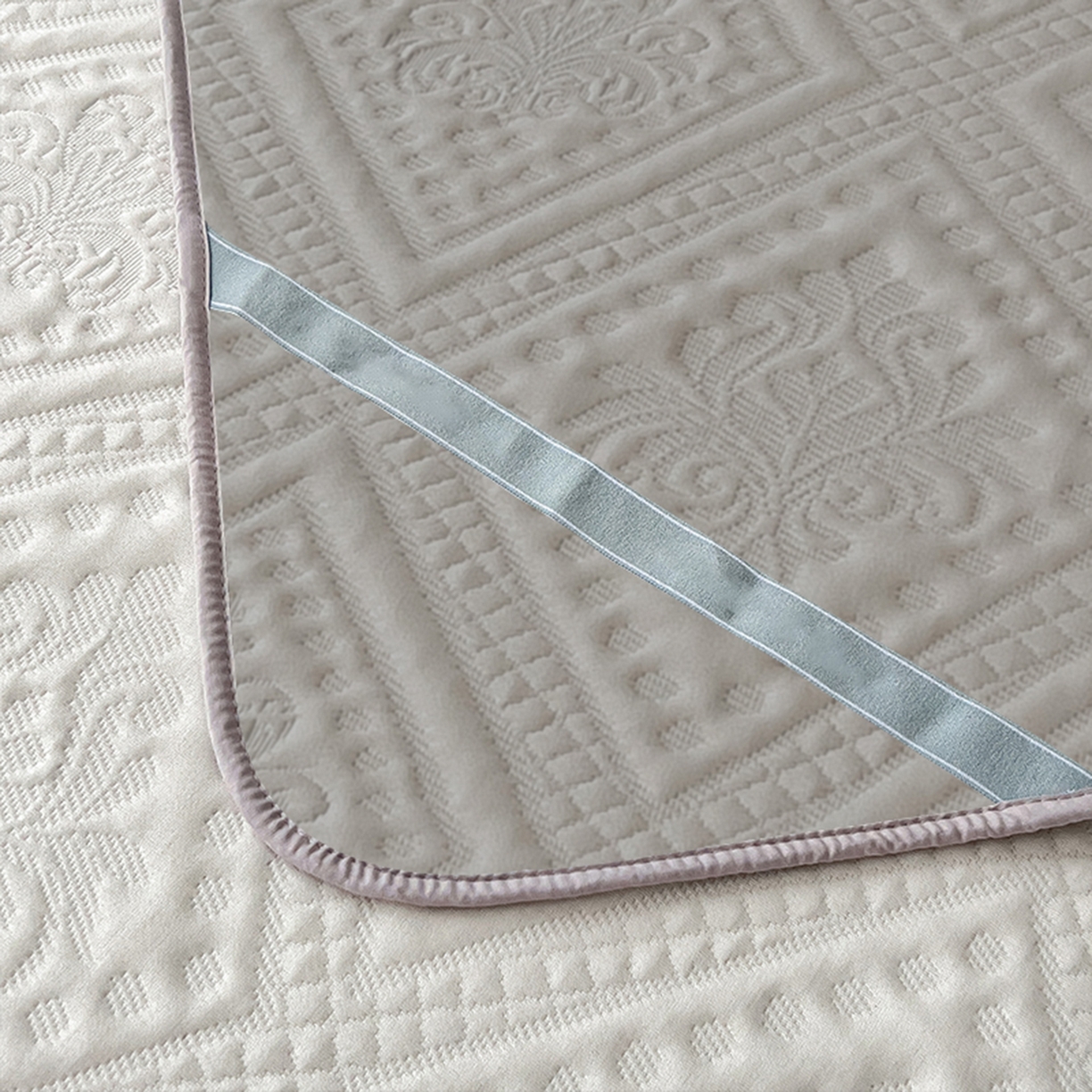 91家纺网 家纺一手货源 找家纺 眠多宝 2025新款柔感彩绒棉纯色夹棉床盖床护垫薄床垫 菱影蔓花-珠光白