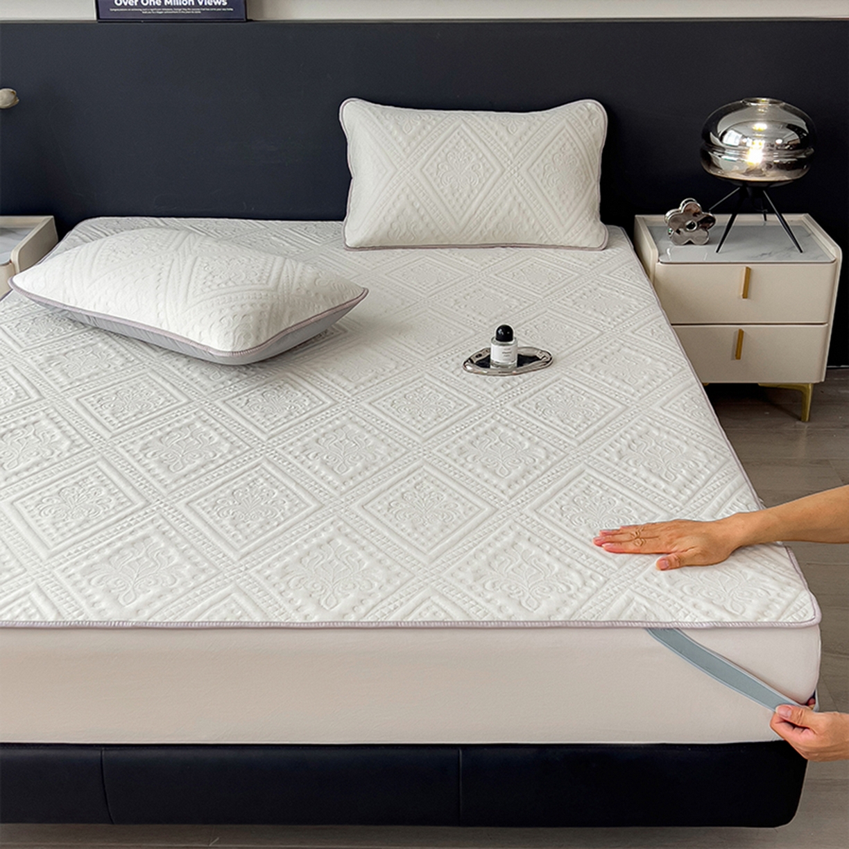 91家纺网 家纺一手货源 找家纺 眠多宝 2025新款柔感彩绒棉纯色夹棉床盖床护垫薄床垫 菱影蔓花-珠光白