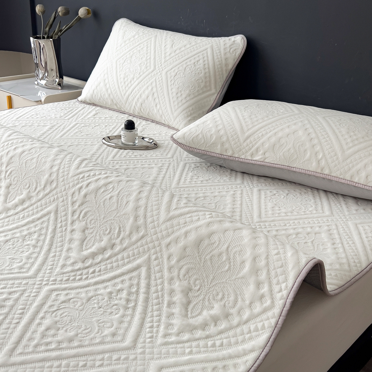 91家纺网 家纺一手货源 找家纺 眠多宝 2025新款柔感彩绒棉纯色夹棉床盖床护垫薄床垫 菱影蔓花-珠光白