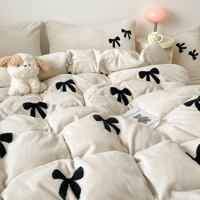 91家纺网 家纺一手货源 找家纺 喜梦缘家纺 2025新款牛奶绒毛巾绣四件套 蝴蝶结-米杏