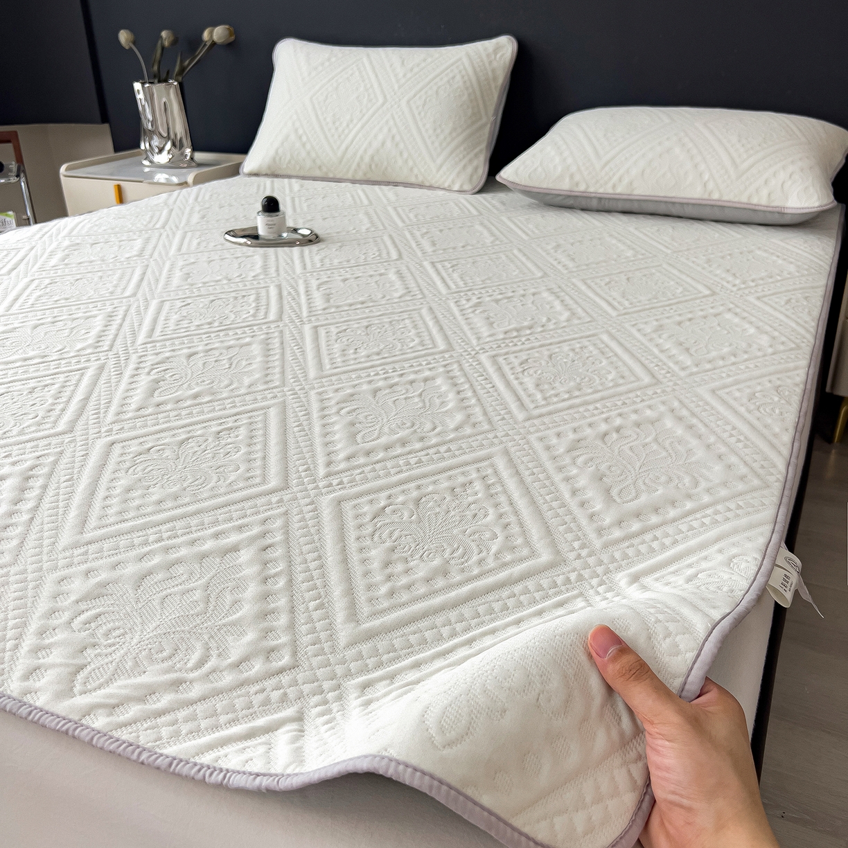 91家纺网 家纺一手货源 找家纺 眠多宝 2025新款柔感彩绒棉纯色夹棉床盖床护垫薄床垫 菱影蔓花-珠光白