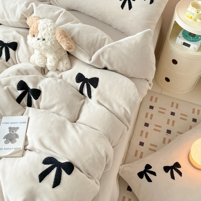 91家纺网 家纺一手货源 找家纺 喜梦缘家纺 2025新款牛奶绒毛巾绣四件套 蝴蝶结-米杏