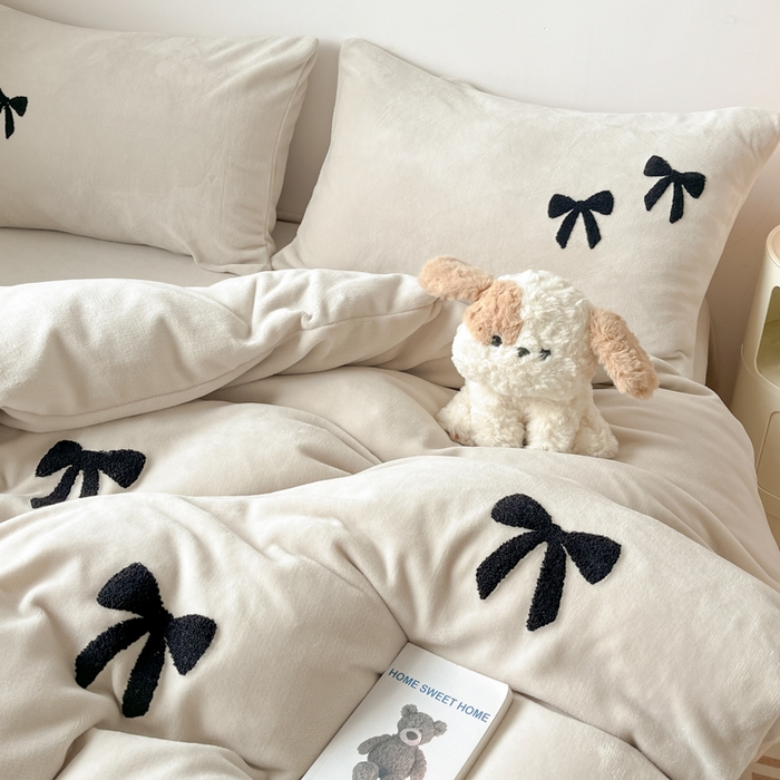 91家纺网 家纺一手货源 找家纺 喜梦缘家纺 2025新款牛奶绒毛巾绣四件套 蝴蝶结-米杏