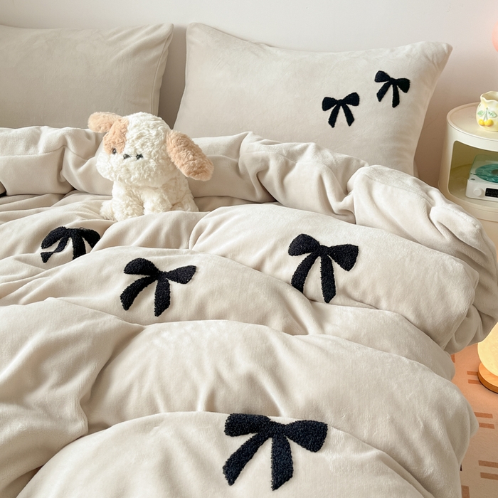 91家纺网 家纺一手货源 找家纺 喜梦缘家纺 2025新款牛奶绒毛巾绣四件套 蝴蝶结-米杏