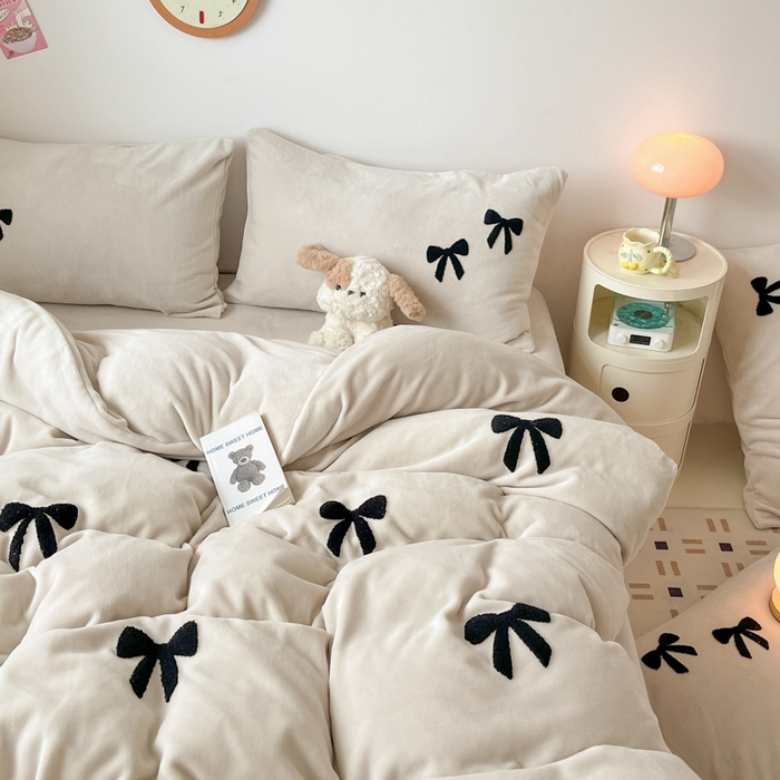 91家纺网 家纺一手货源 找家纺 喜梦缘家纺 2025新款牛奶绒毛巾绣四件套 蝴蝶结-米杏