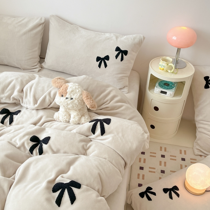 91家纺网 家纺一手货源 找家纺 喜梦缘家纺 2025新款牛奶绒毛巾绣四件套 蝴蝶结-米杏