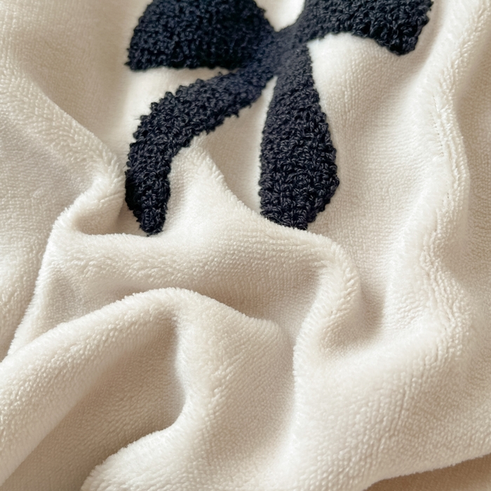 91家纺网 家纺一手货源 找家纺 喜梦缘家纺 2025新款牛奶绒毛巾绣四件套 蝴蝶结-米杏