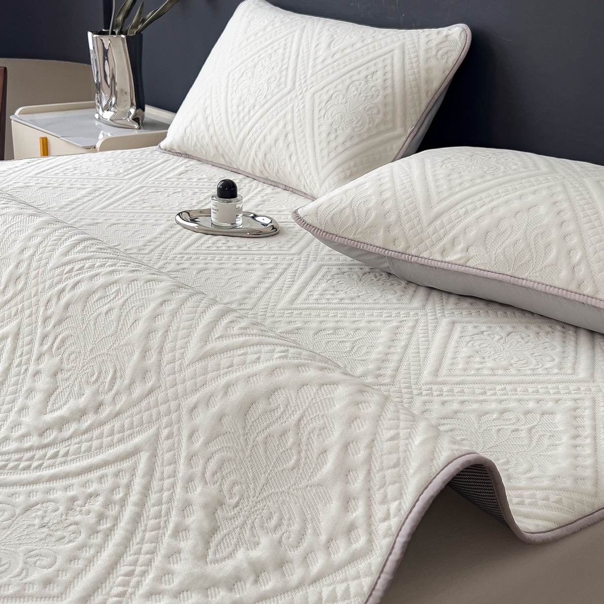 91家纺网 家纺一手货源 找家纺 眠多宝 2025新款柔感彩绒棉纯色夹棉床盖床护垫薄床垫 菱影蔓花-珠光白