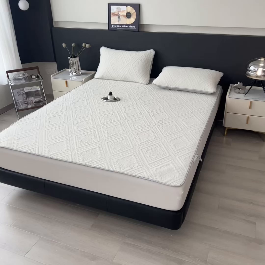 91家纺网 家纺一手货源 找家纺 眠多宝 2025新款柔感彩绒棉纯色夹棉床盖床护垫薄床垫 菱影蔓花-珠光白