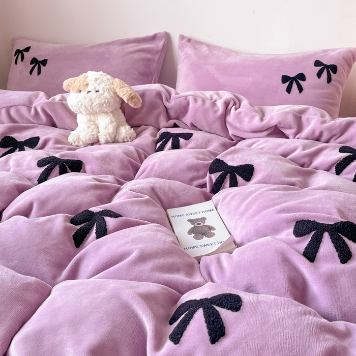 91家纺网 家纺一手货源 找家纺 喜梦缘家纺 2025新款牛奶绒毛巾绣四件套 蝴蝶结-熏衣紫