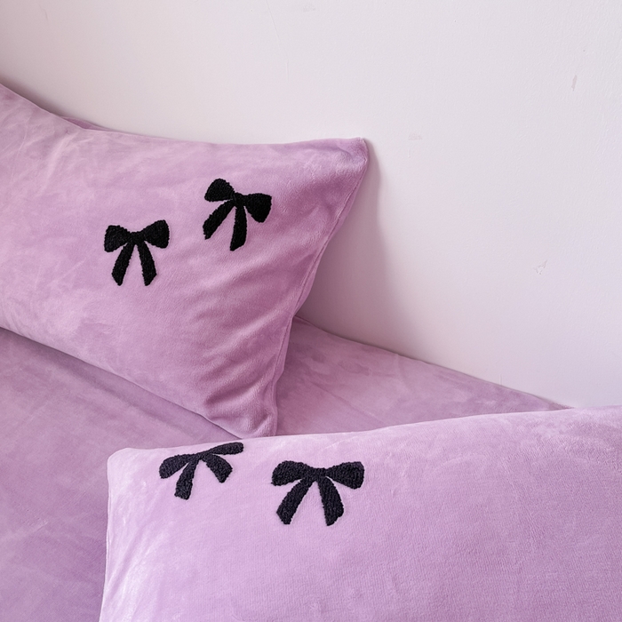 91家纺网 家纺一手货源 找家纺 喜梦缘家纺 2025新款牛奶绒毛巾绣四件套 蝴蝶结-熏衣紫