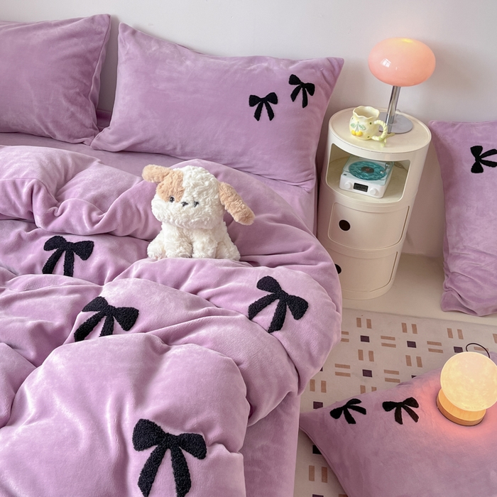 91家纺网 家纺一手货源 找家纺 喜梦缘家纺 2025新款牛奶绒毛巾绣四件套 蝴蝶结-熏衣紫