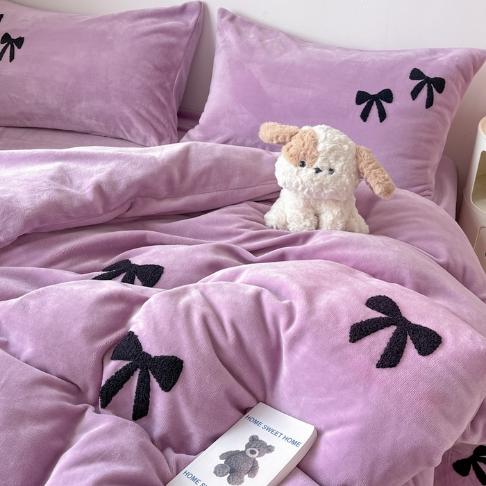 91家纺网 家纺一手货源 找家纺 喜梦缘家纺 2025新款牛奶绒毛巾绣四件套 蝴蝶结-熏衣紫