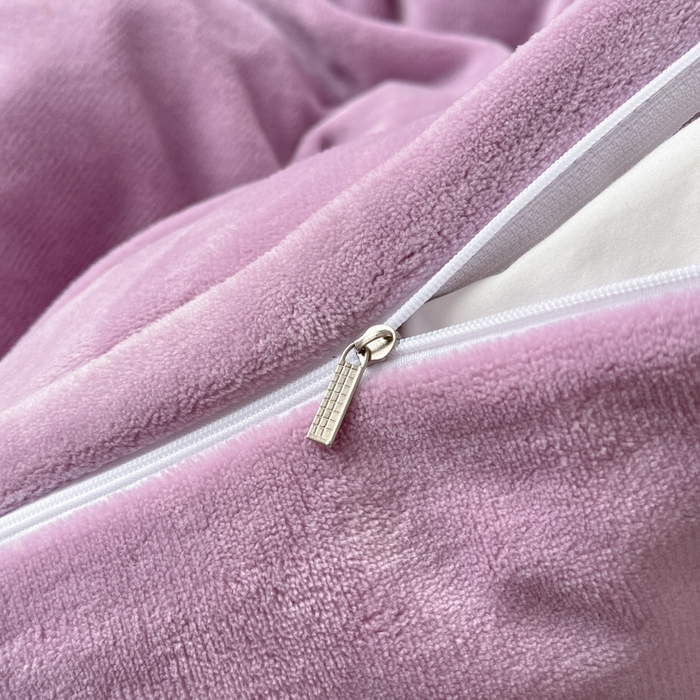 91家纺网 家纺一手货源 找家纺 喜梦缘家纺 2025新款牛奶绒毛巾绣四件套 蝴蝶结-熏衣紫