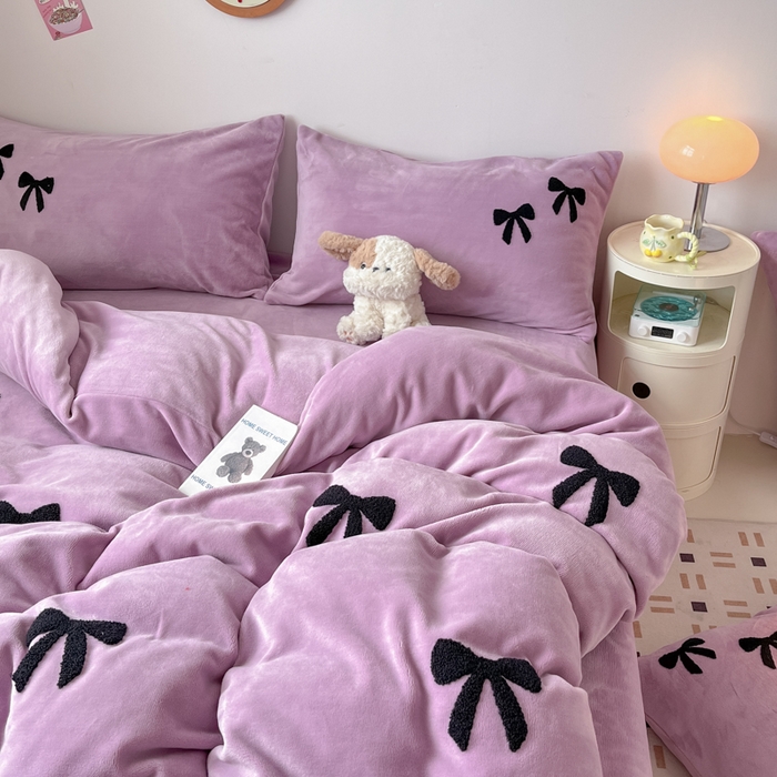 91家纺网 家纺一手货源 找家纺 喜梦缘家纺 2025新款牛奶绒毛巾绣四件套 蝴蝶结-熏衣紫