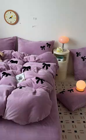 91家纺网 家纺一手货源 找家纺 喜梦缘家纺 2025新款牛奶绒毛巾绣四件套 蝴蝶结-熏衣紫