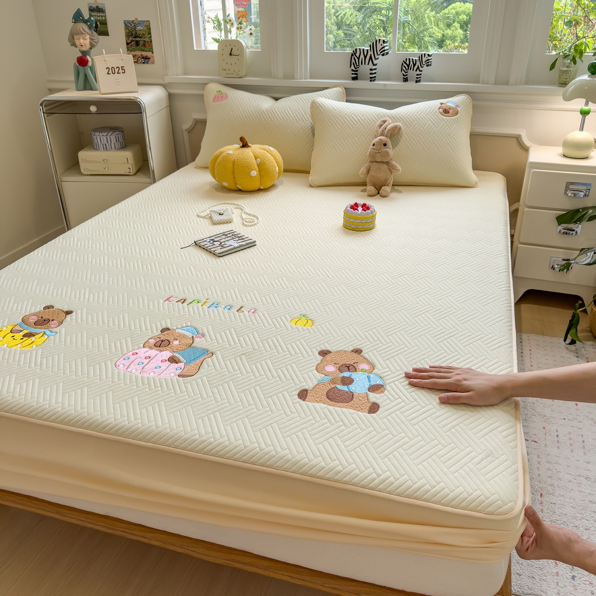 91家纺网 家纺一手货源 找家纺 眠多宝 2025新款三联刺绣卡通夹棉床笠全包围床垫保护套 欢乐卡皮巴拉-淡奶黄