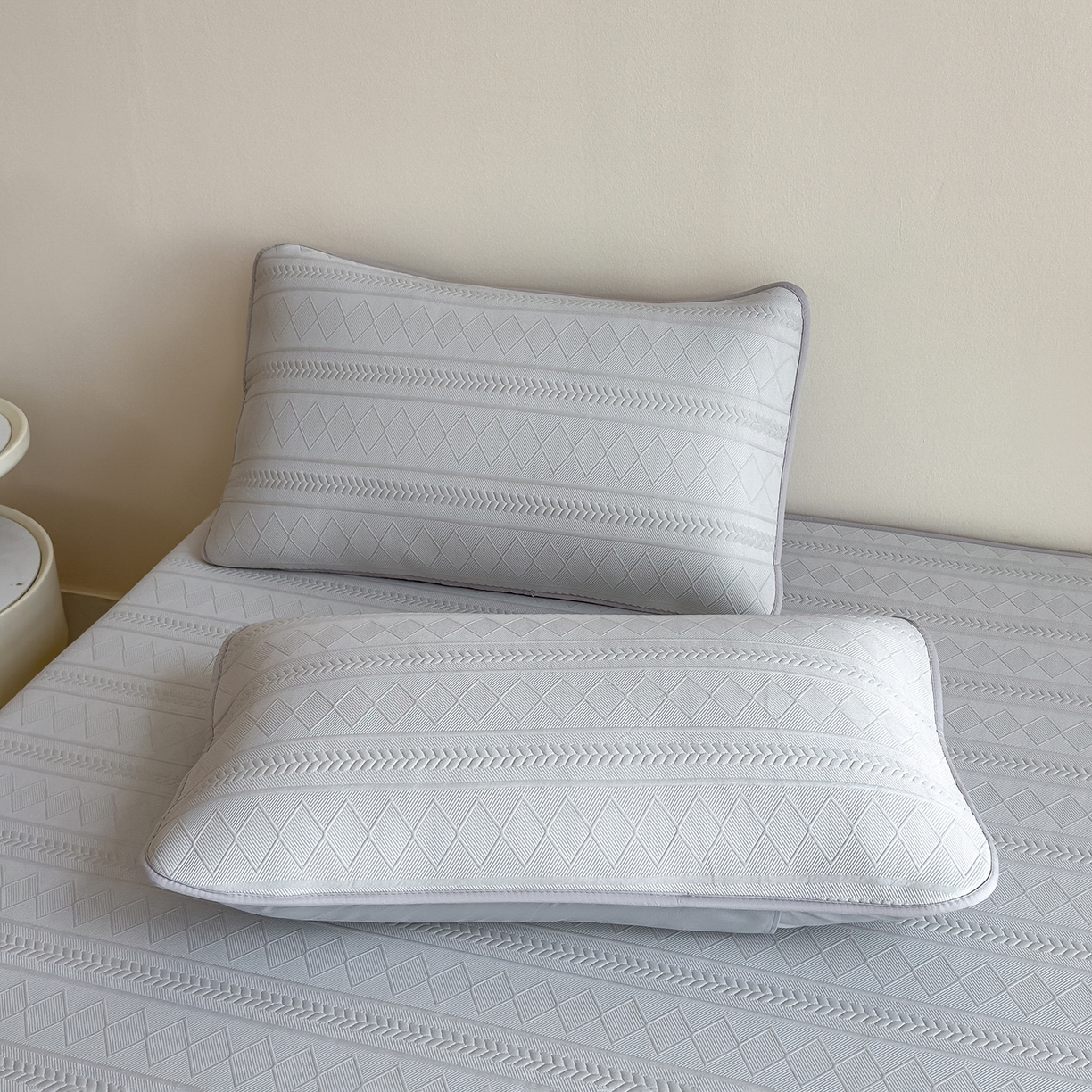 91家纺网 家纺一手货源 找家纺 眠多宝 2025新款柔感彩绒棉纯色夹棉全包围床笠 素菱笺-高级灰