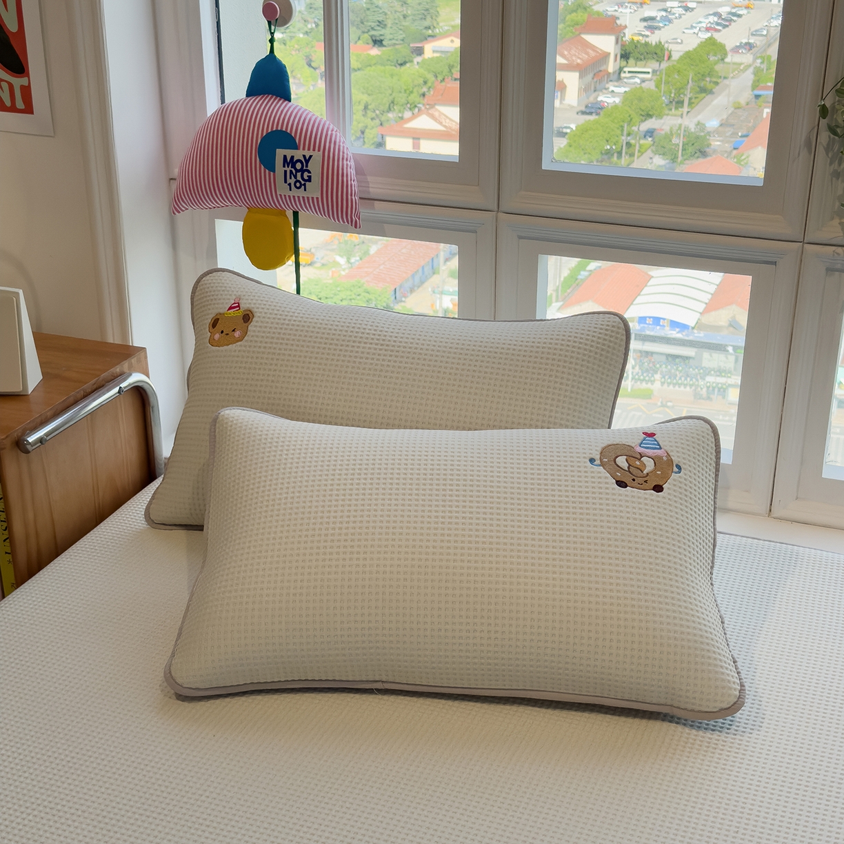 91家纺网 家纺一手货源 找家纺 眠多宝 2025新款华夫格夹棉卡通刺绣床笠全包围床垫保护套 烘焙童话-云絮白