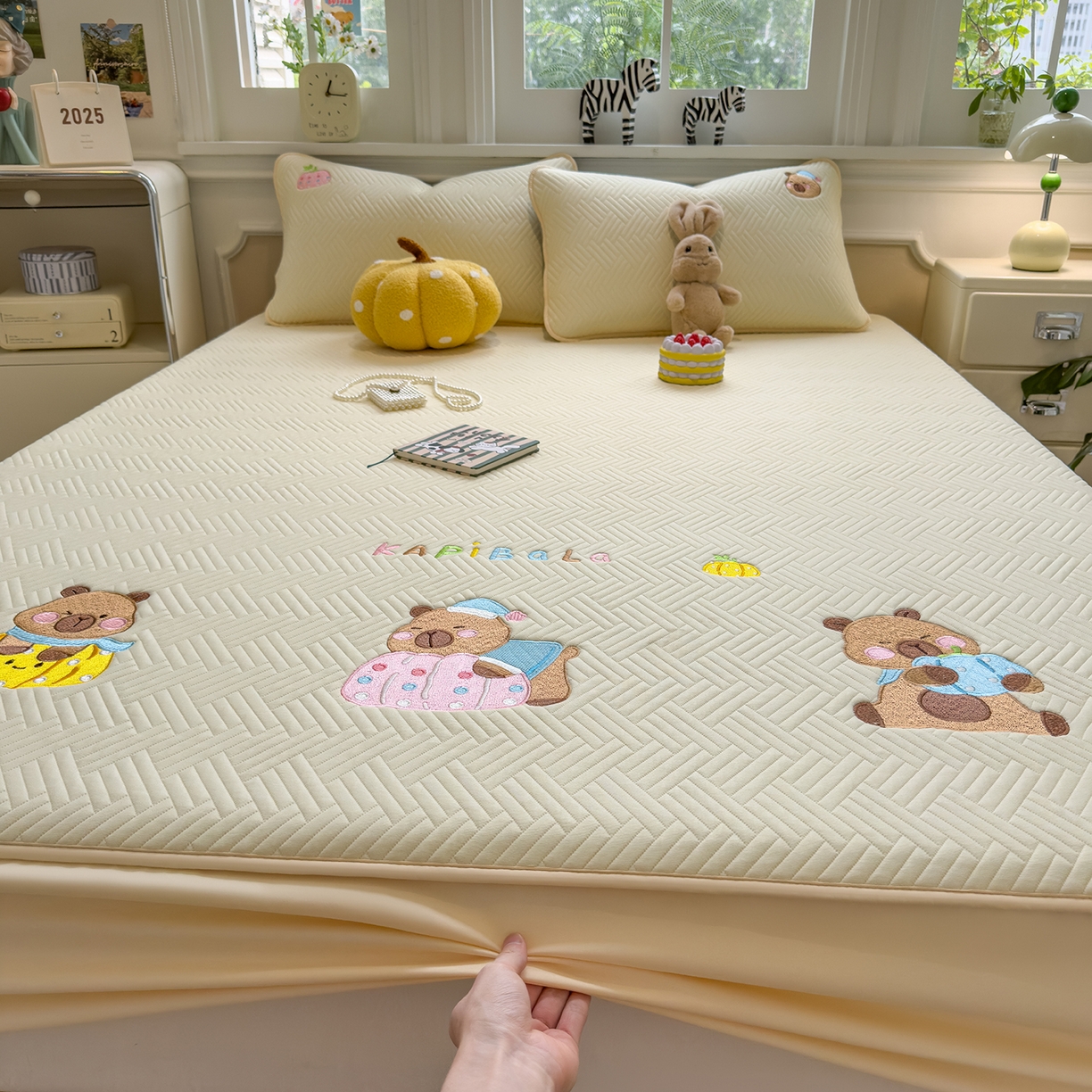 91家纺网 家纺一手货源 找家纺 眠多宝 2025新款三联刺绣卡通夹棉床笠全包围床垫保护套 欢乐卡皮巴拉-淡奶黄