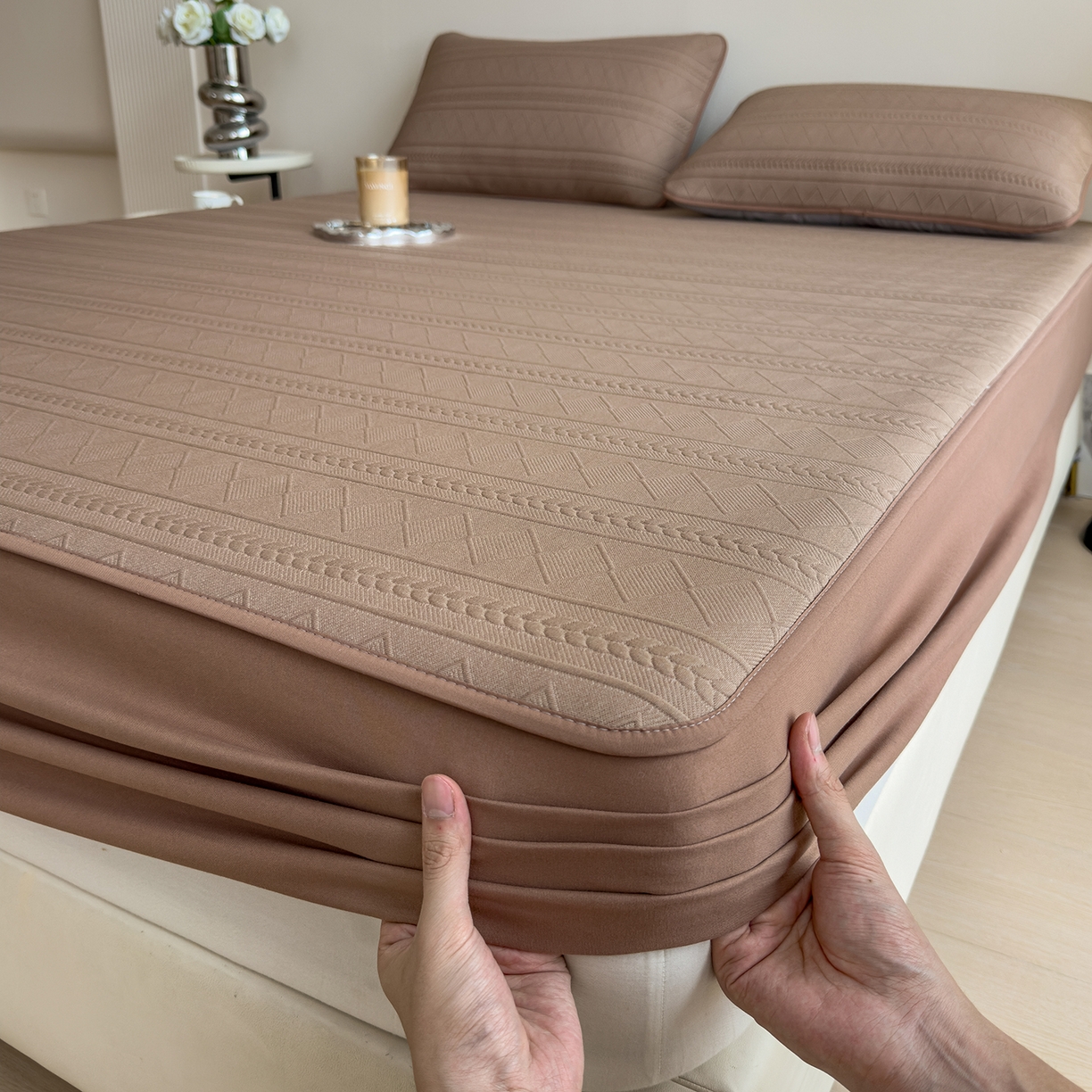 91家纺网 家纺一手货源 找家纺 眠多宝 2025新款柔感彩绒棉纯色夹棉全包围床笠 素菱笺-栗壳咖