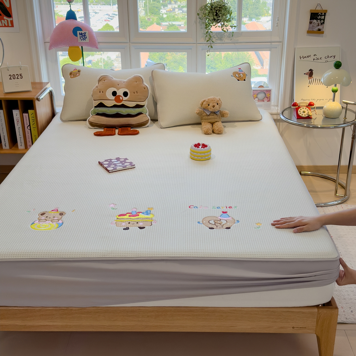 91家纺网 家纺一手货源 找家纺 眠多宝 2025新款华夫格夹棉卡通刺绣床笠全包围床垫保护套 烘焙童话-云絮白