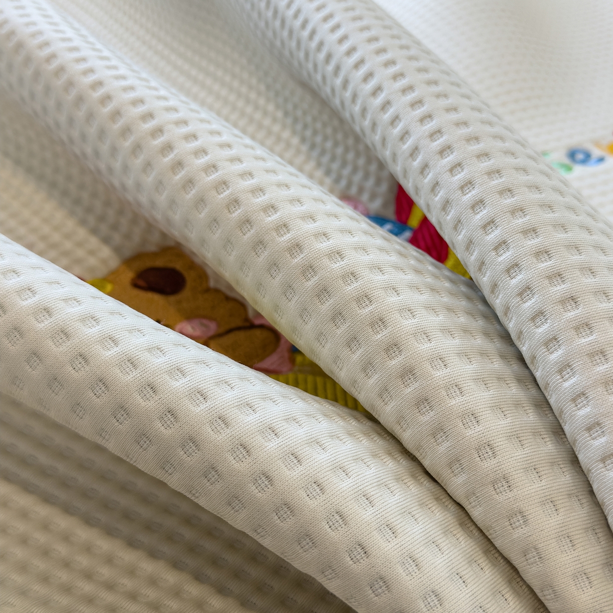 91家纺网 家纺一手货源 找家纺 眠多宝 2025新款华夫格夹棉卡通刺绣床笠全包围床垫保护套 烘焙童话-云絮白